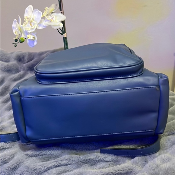 Simply Vera Vera Wang Blue Faux Leather Backpack GUC retail $79 - Picture 9 of 12